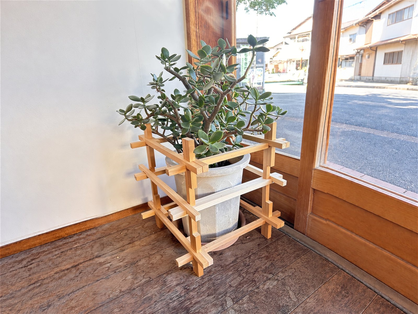 玄関の土間で鉢を載せて使用するYOSUMI