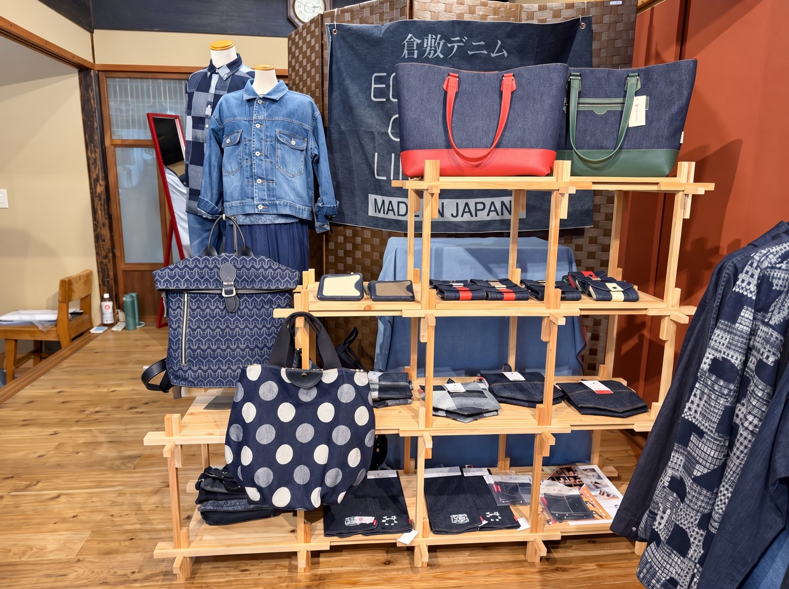 店舗でデニムのバッグや小物を陳列したYOSUMI